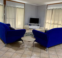Bees Place - 3 bedroom home on 10 acres of land with distant ocean views - Accommodation in Surfers Paradise
