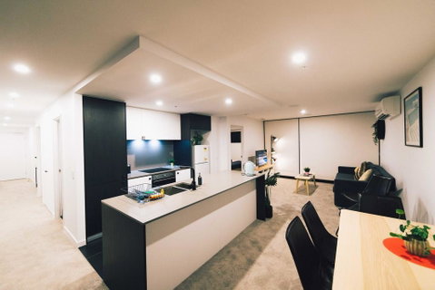 Mid Night Apartment Canberra City Onsite Parking - Accommodation in Surfers Paradise 1