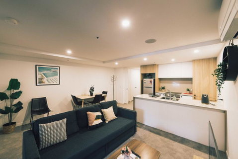 Mid Night Apartment Canberra City Onsite Parking - Accommodation in Surfers Paradise 3