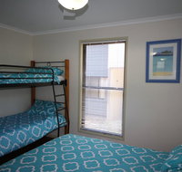 1 Naiad Court - Lowset family home with swimming pool and covered deck. Pet friendly - Accommodation in Surfers Paradise