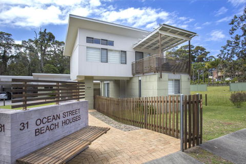 1/31 Ocean Street - A Relaxing Coastal Retreat - Accommodation in Surfers Paradise 0