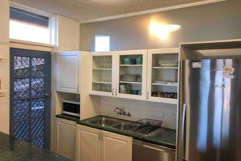 2 Bedroom, SHORT Walk To CBD,BEACH And DARBY ST - Accommodation in Surfers Paradise 2