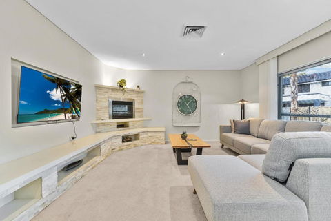 Beautiful House In Sylvania Waters - Accommodation in Surfers Paradise 3