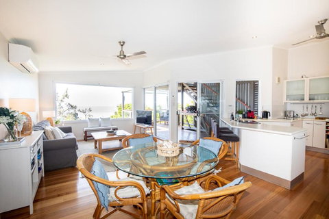 BEST OCEAN VIEWS ON STRADDIE + SUNSET DECK - Accommodation in Surfers Paradise 4