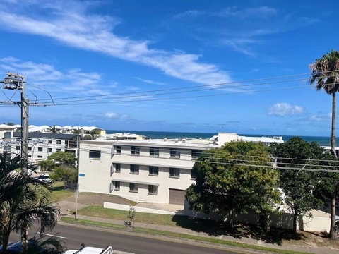 BYO Kids! Family Unit In The Heart Of Kings Beach - Accommodation in Surfers Paradise 0