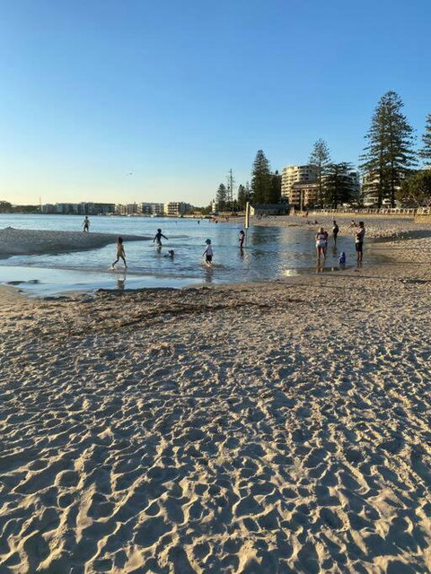 BYO Kids! Family Unit In The Heart Of Kings Beach - Accommodation in Surfers Paradise 1