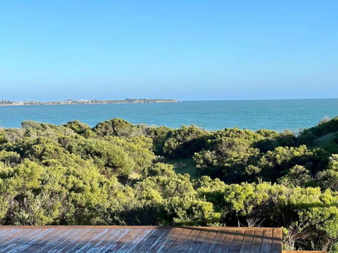 C4 Miles Beach Shack - Accommodation in Surfers Paradise 1