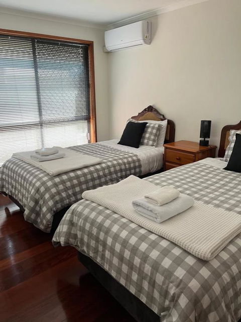Charming 4BR Retreat Near Gawler - Accommodation in Surfers Paradise 4