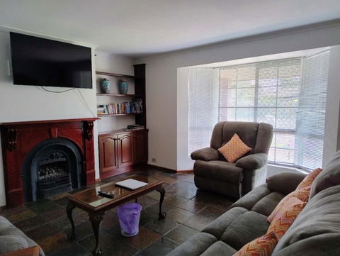Charming 4BR Retreat Near Gawler - Accommodation in Surfers Paradise 1