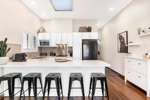 Cute As A Button - Picket Fence 3 Bed Stylish Home - Accommodation in Surfers Paradise 1
