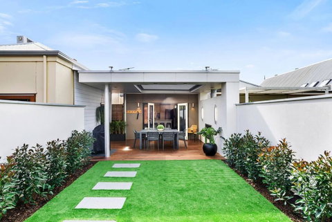 Cute As A Button - Picket Fence 3 Bed Stylish Home - Accommodation in Surfers Paradise 2