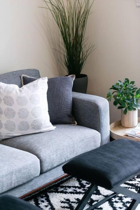 Cute As A Button - Picket Fence 3 Bed Stylish Home - Accommodation in Surfers Paradise 4