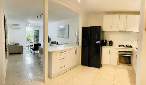 D101 Charming Apartment- Free Parking - Accommodation in Surfers Paradise 4