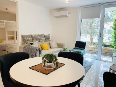 D101 Charming Apartment- Free Parking - Accommodation in Surfers Paradise 0
