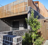 3-Bed House With Rooftop and Parking Near Yarra Park - Accommodation in Surfers Paradise
