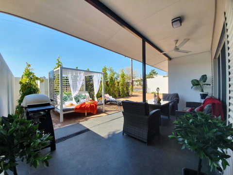 4 BEDROOM GARDENS ESCAPE - CHAMPAGNE STAYS Darwin - Accommodation in Surfers Paradise 3