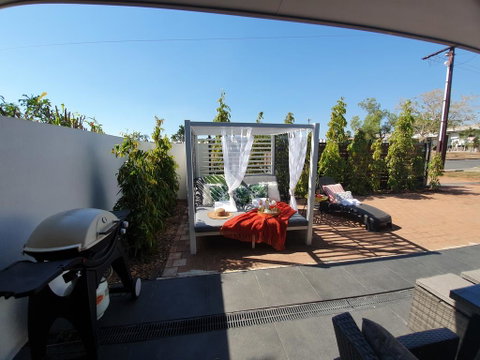 4 BEDROOM GARDENS ESCAPE - CHAMPAGNE STAYS Darwin - Accommodation in Surfers Paradise 2