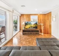 6-bed Oceanfront House with Jacuzzi Games Parking - Accommodation in Surfers Paradise