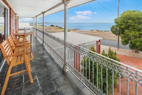6-bed Oceanfront House With Jacuzzi, Games, Parking - Accommodation in Surfers Paradise 2