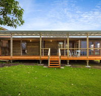 98 Ocean Parade - Rustic Log Cabin - Accommodation in Surfers Paradise