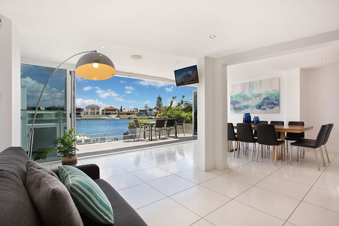 A PERFECT STAY - Casa Grande On The Water - Accommodation in Surfers Paradise 1