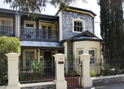 Adelaide Mackinnon - Accommodation in Surfers Paradise 0