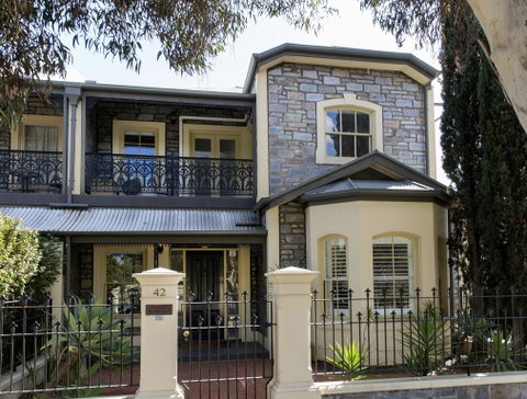 Adelaide Mackinnon - Accommodation in Surfers Paradise 1