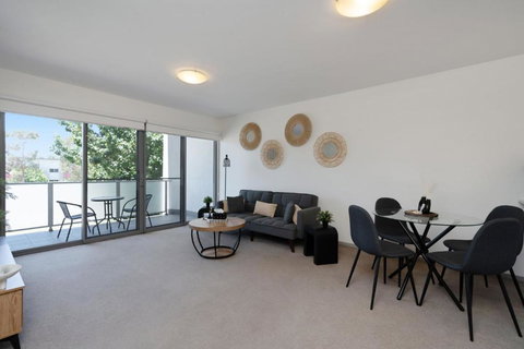 Elegant 2-Bed Apartment With Balcony - Accommodation in Surfers Paradise 1