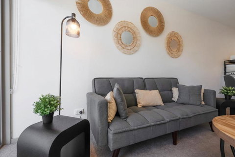 Elegant 2-Bed Apartment With Balcony - Accommodation in Surfers Paradise 0