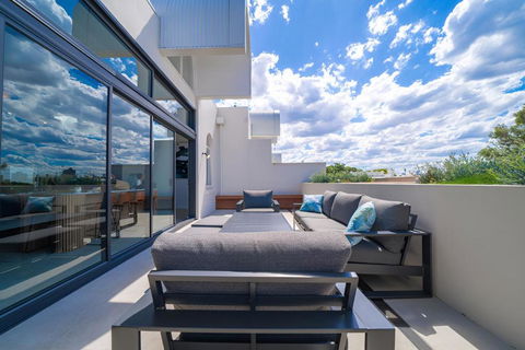 Elegant 3BR Apt -Bondi Junction & Stunning Skyline - Accommodation in Surfers Paradise 0