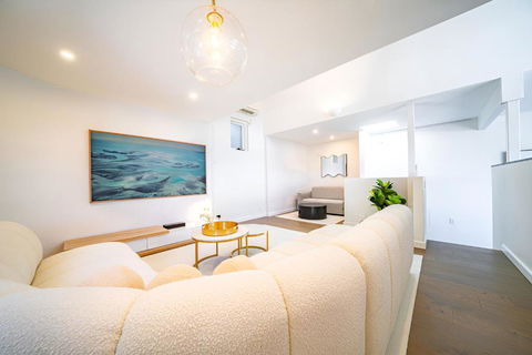 Elegant 3BR Apt -Bondi Junction & Stunning Skyline - Accommodation in Surfers Paradise 1