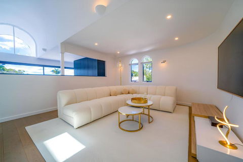 Elegant 3BR Apt -Bondi Junction & Stunning Skyline - Accommodation in Surfers Paradise 2