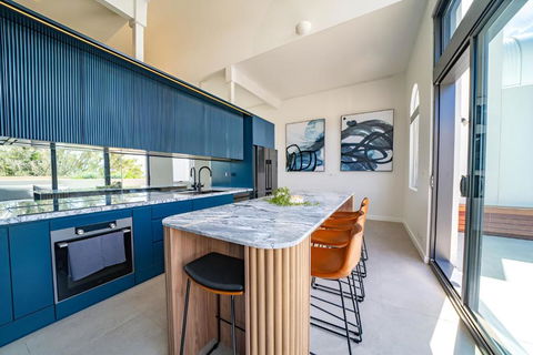 Elegant 3BR Apt -Bondi Junction & Stunning Skyline - Accommodation in Surfers Paradise 4