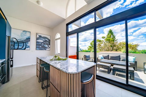 Elegant 3BR Apt -Bondi Junction & Stunning Skyline - Accommodation in Surfers Paradise 3