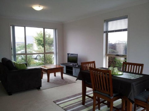 Entire 2BR Sunny House @Franklin, Canberra - Accommodation in Surfers Paradise 0