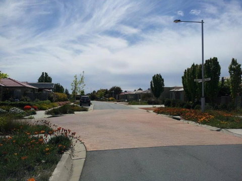 Entire 2BR Sunny House @Franklin, Canberra - Accommodation in Surfers Paradise 1