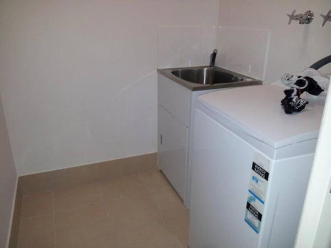 Entire 2BR Sunny House @Franklin, Canberra - Accommodation in Surfers Paradise 3