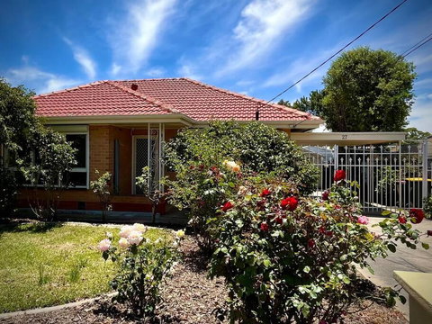 Entire House Between Marion /Flinders University - Accommodation in Surfers Paradise 0