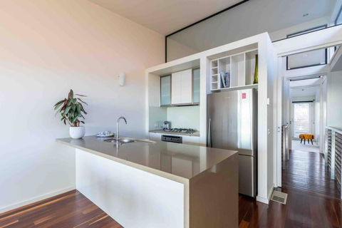 Escape@villamanta Long+short Stays Geelong CBD - Accommodation in Surfers Paradise 2