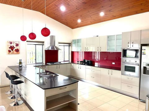 Exclusive Golf Course Community Family Home - Accommodation in Surfers Paradise 0
