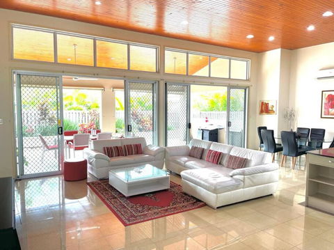 Exclusive Golf Course Community Family Home - Accommodation in Surfers Paradise 1