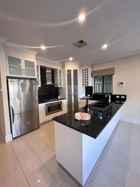Executive Villa Close To CBD With Spa - Accommodation in Surfers Paradise 0