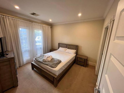 Executive Villa Close To CBD With Spa - Accommodation in Surfers Paradise 1