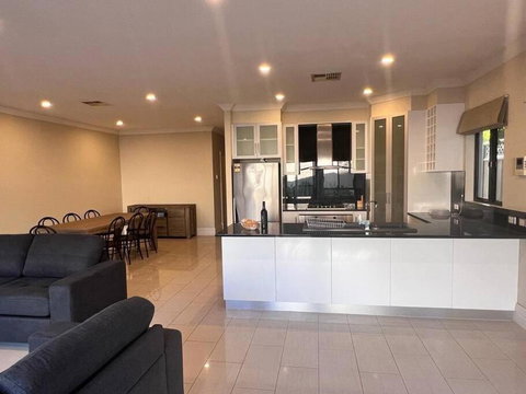 Executive Villa Close To CBD With Spa - Accommodation in Surfers Paradise 2