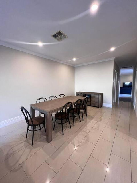 Executive Villa Close To CBD With Spa - Accommodation in Surfers Paradise 3