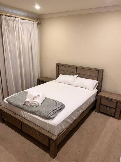 Executive Villa Close To CBD With Spa - Accommodation in Surfers Paradise 4