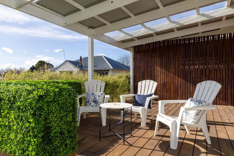 FOREST CORNER - 3 BEDROOM WEATHERBOARD, TRENTHAM - Accommodation in Surfers Paradise 2
