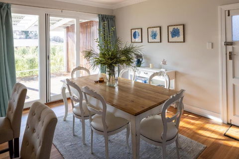 FOREST CORNER - 3 BEDROOM WEATHERBOARD, TRENTHAM - Accommodation in Surfers Paradise 1