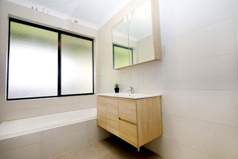 Family Holiday Home - Accommodation in Surfers Paradise 3