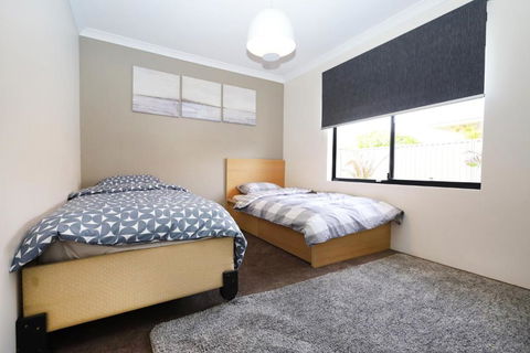 Family Holiday Home - Accommodation in Surfers Paradise 2